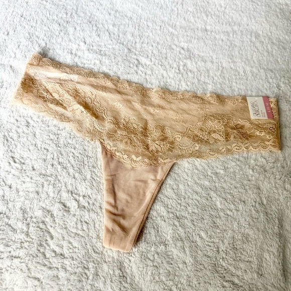 Black and Tan Lace No-Show Thongs with Scalloped Edges - Picture 4 of 5